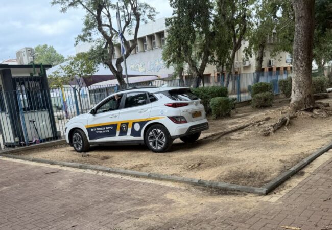 אבטחה בכניסה למוסד חינוכי באשדוד. צילום: חרדים אשדוד