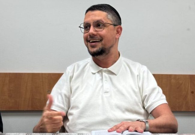 יואל פריאנטי בשיעור הקבוע שהוא מעביר. צילום: איתן זרדון