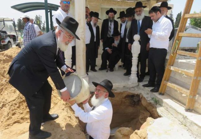 קבורת ספר תורה באשדוד. צילום: המועצה הדתית