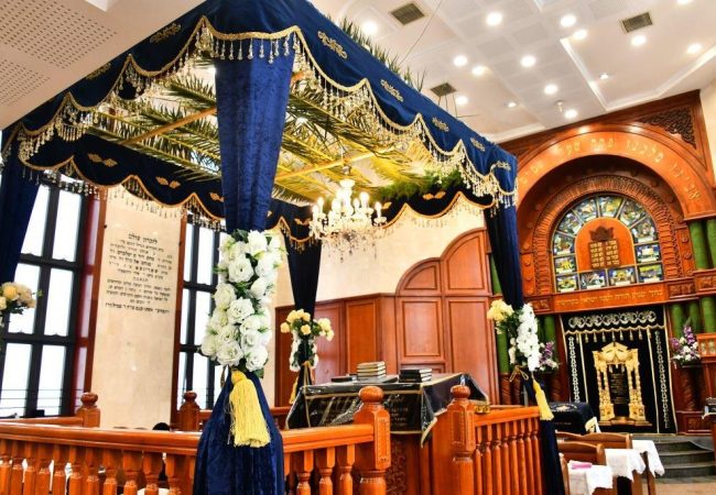 בית כנסת מקושט לקראת חג השבועות. צילום: שוקי לרר