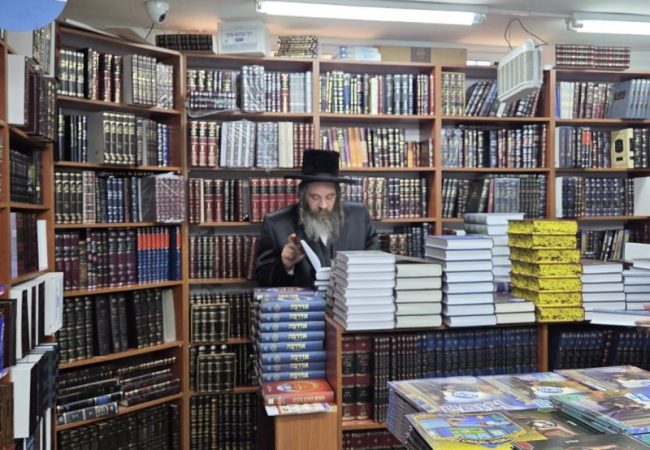 האדמו״ר מפיטסבורג בלימוד בחנות הספרים