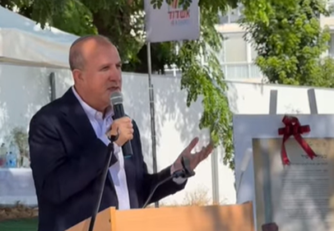 ראש העיר ד״ר יחיאל לסרי במעמד הנחת אבן הפינה