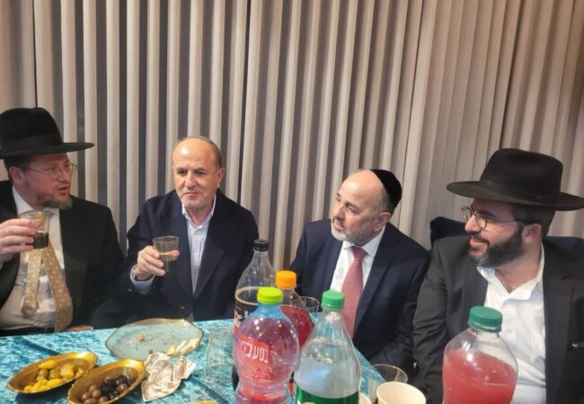 ראש העיר ד״ר יחיאל לסרי בביתו של רבי אברהם דרעי