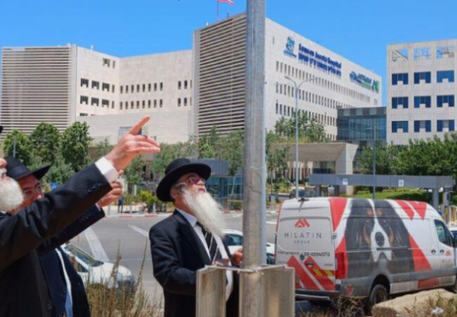 הרב עובדיה דהן והרב חיים קלמנוביץ בסיור להכשרת העירוב בסמוך לבית החולים אסותא