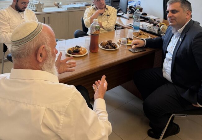 השר אופיר סופר באשדוד. צילום: דביר עמר