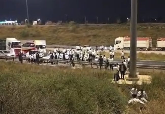 ההמונים מפגינים הלילה בכביש 7 סמוך למחלף בית רבן