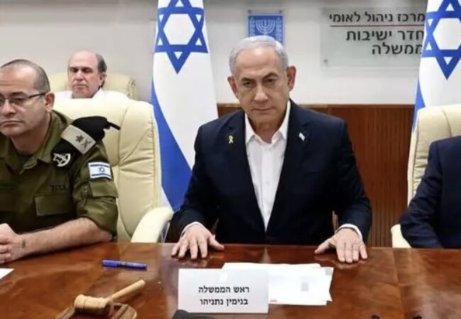 נתניהו בישיבת קבינט. לצידו: גופמן מזכירו הצבאי (ארכיון). צילום: אבי אוחיון/ לע"מ.