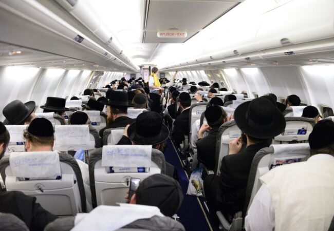 הציבור החרדי בטיסה. צילום: שוקי לרר