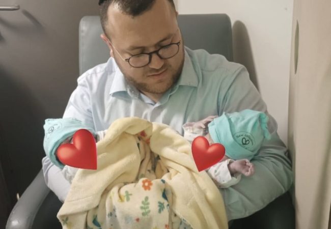 מאיר אוליאל עם זוג התאומים שנולדו