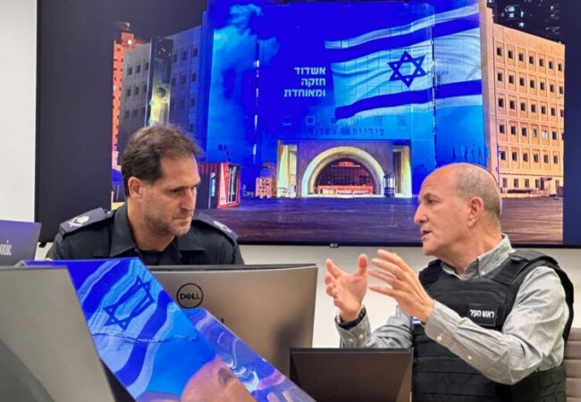 ניצב אמיר כהן בפגישה עם ראש העיר אשדוד ד״ר יחיאל לסרי במהלך מלחמת חרבות ברזל