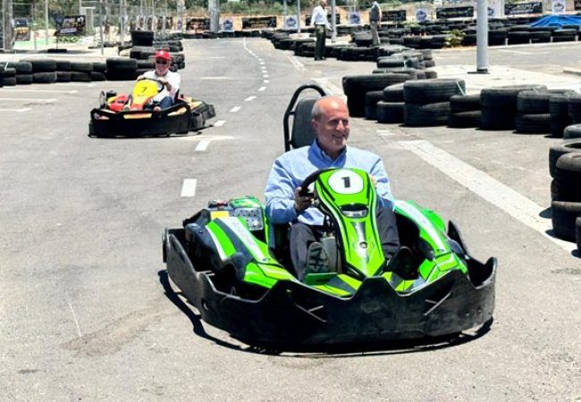 ראש העיר אשדוד ד״ר יחיאל לסרי רכוב על קארטינג