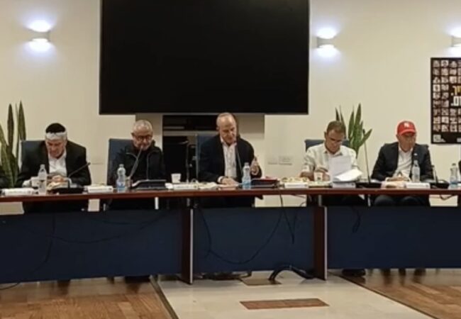 ישיבת מועצת העיר הערב