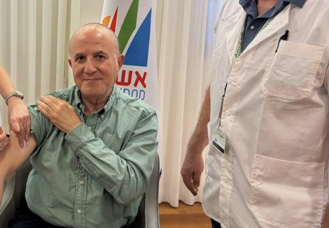 ראש העיר ד״ר יחיאל לסרי בחיסון שפעת בלשכתו