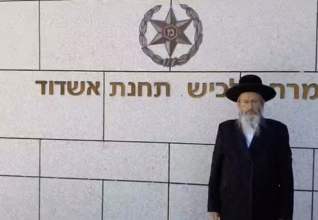 סגרע״ה הרב יחיאל וינגרטן מחוץ לתחנת משטרת אשדוד