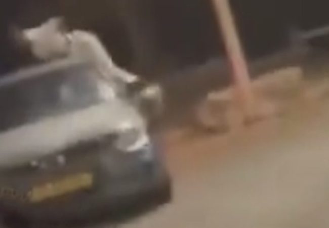 האדם על גג הרכב במהלך הנסיענ