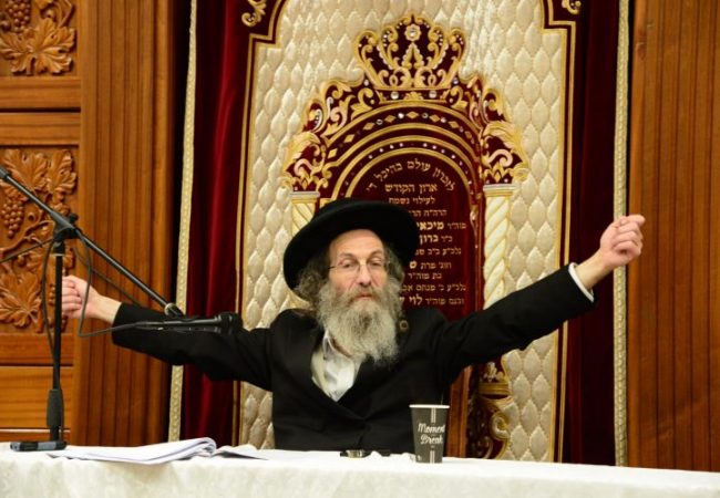 הרה"צ רבי אלימלך בידרמן מוסר שיעור בבית המדרש מאקווא. צילום: יוסי לוי