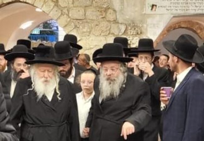 האדמו"ר מגור ובנו הרה"צ רבי נחמיה אלתר ביציאה מקבר רבי שמעון. צילום: נחמן ק. הר יונה