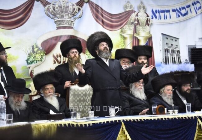 האדמו״ר מפיטסבורג בטיש בחג הסוכות