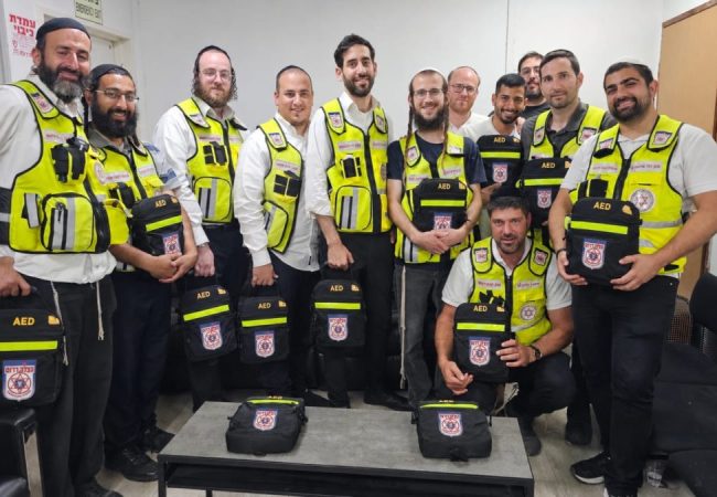חלוקת מכשירי דפיברילטור למתנדבי הצלה בדרום