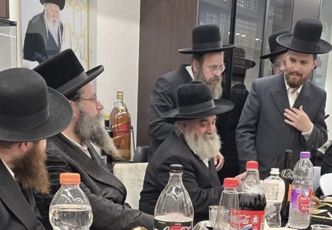גדולי ישראל בסעודת ראש חודש בביתו של איש יחסי הציבור פנחס פלינקר באשדוד