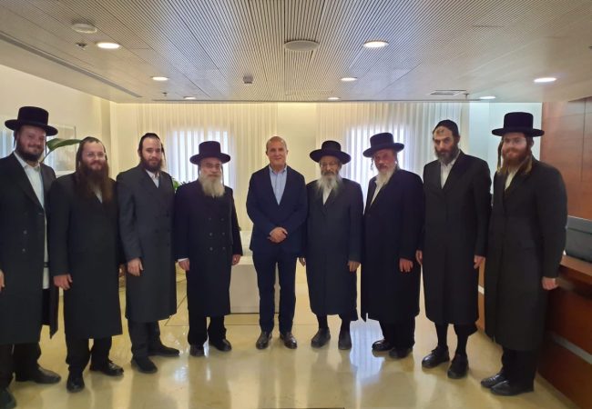 בכירי אגודת ישראל וחסידות צאנז עם ראש העיר אשדוד ד״ר יחיאל לסרי