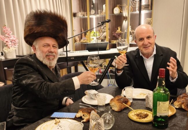 ראש העיר ד״ר יחיאל לסרי וחבר המועצה הרב עזרא שור