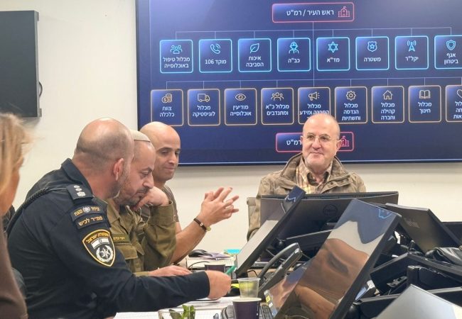 מפקד מרחב לכיש במשטרה נצ״מ אליהו שמול בדיון הערכת המצב באשדוד לצד ראש העיר ד״ר יחיאל לסרי