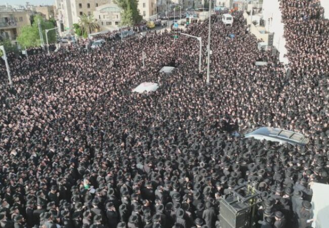 מסע הלווית הרבנית מגור ע״ה. קרדיט: יוסי רוזנבוים