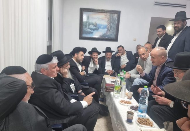 ראש העיר ד״ר יחיאל לסרי מנחם את ממלא מקומו אבי אמסלם