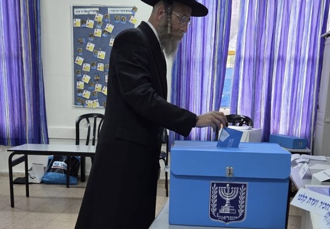 ח״כ יעקב טסלר מצביע לבחירות