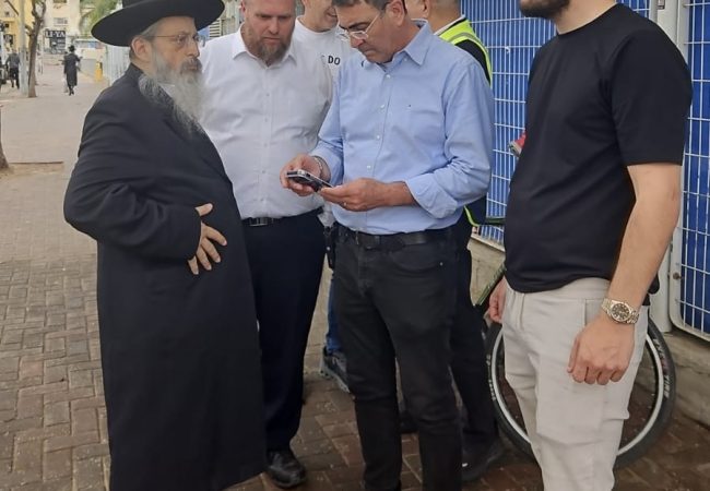 סגרע״ה יחיאל וינגרטן בסיור ערב פסח ברובע ז׳ באשדוד