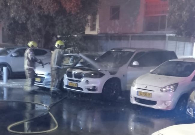 לוחמי האש מכבים את השריפה ברכב הלילה באשדוד. צילום: הצלה דרום