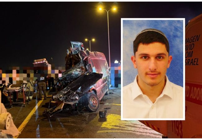 אהרון ז״ל ברקע זירת התאונה הקטלנית
