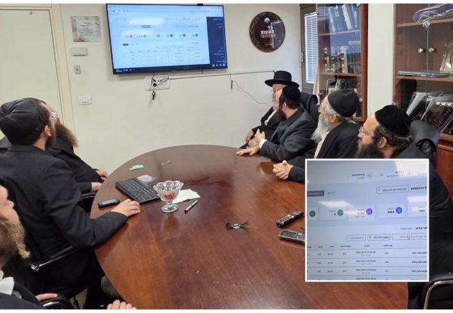 עוקבים מקרוב. נציגי אגודת ישראל והגבאים צופים במערכת בזמן אמת