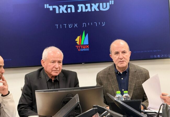 אבי דיכטר עם ראש העיר ד״ר יחיאל לסרי בחמ״ל העירוני באשדוד