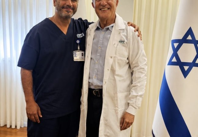 ראש העיר ד״ר יחיאל לסרי וחלוק הרופאים