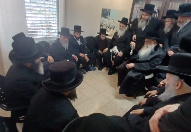 כ״ק מרן האדמו״ר מצאנז שליט״א בניחום אבלים באשדוד