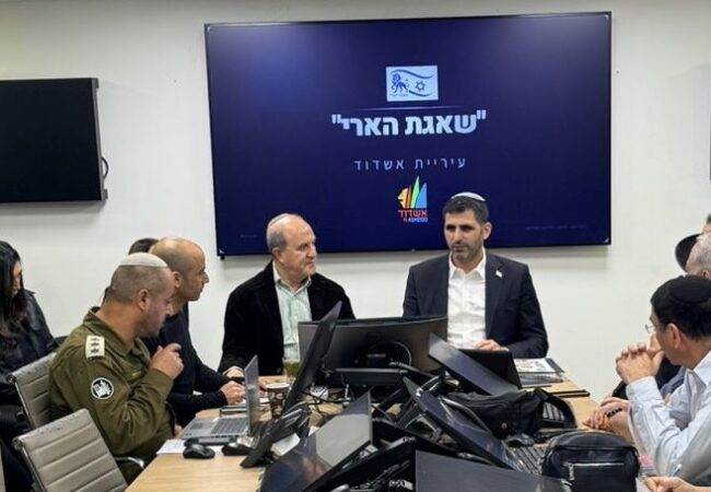 שר התקשורת שלמה קרעי בדיון הערכת מצב עם ראש העיר אשדוד ד״ר יחיאל לסרי