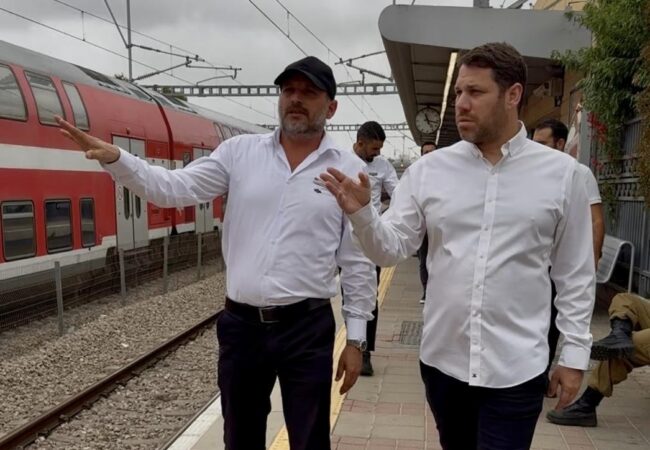 מנכ״ל משרד התחבורה משה בן זקן בביקור פתע בתחנת הרכבת באשדוד
