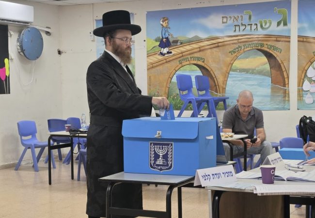 הרבי מנעשכיז מצביע בבחירות. צילום: יהושע פרוכטר