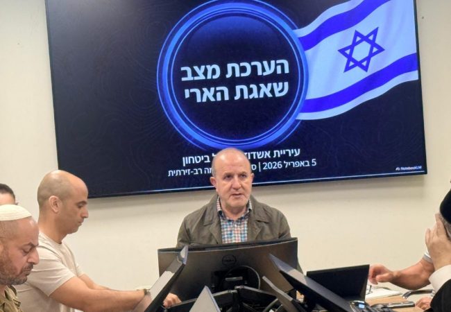 ראש העיר אשדוד ד״ר יחיאל לסרי בדיון הערכת מצב בחמ״ל העירוני