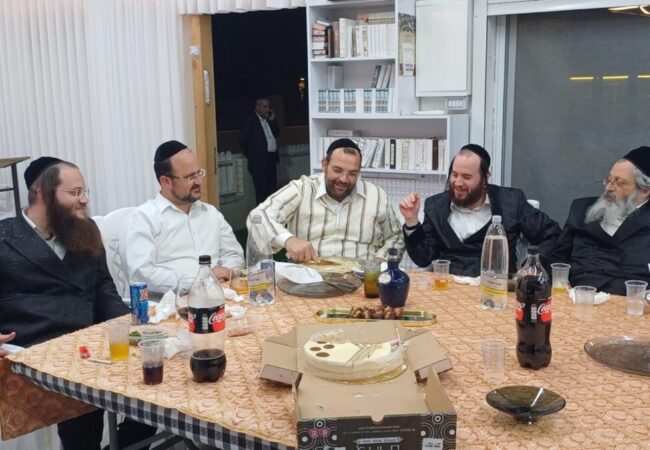 חברי סיעת ׳אגודת ישראל׳ בחג המימונה של חבר המועצה הרב חיים אמסילי