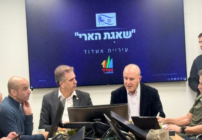 שר האנרגיה אלי כהן יחד עם ראש העיר אשדוד ד״ר יחיאל לסרי בדיון הערכת מצב