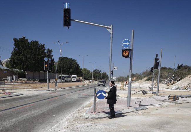 חבר המועצה עזרא שור בסמוך לרמזורים שהוצבו