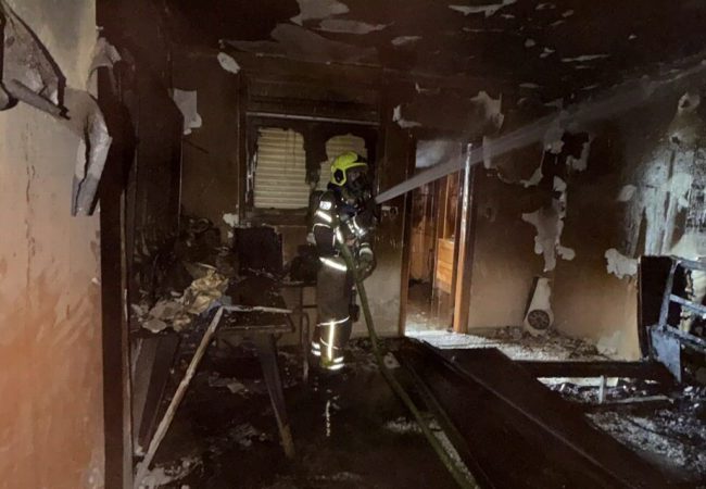 לוחמי האש בפעילות בזירת שריפה באשדוד. צילום: כבאות והצלה לישראל.