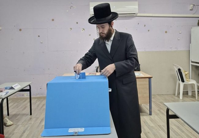 חבר המועצה שמואל שוק מצביע בבחירות