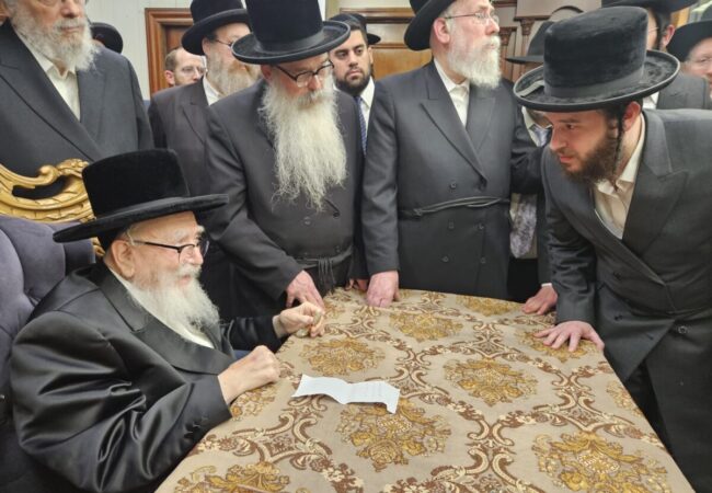 הרב שמואל שוק בברכה אצל האדמו״ר מסקווער