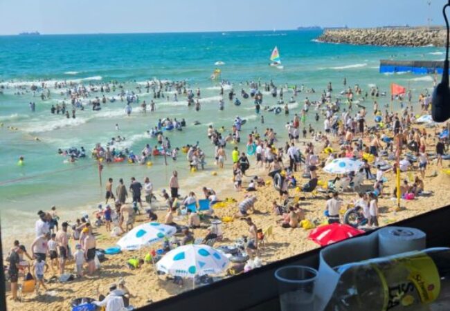 מלא אך לא עמוס. החוף הנפרד לפני שעה קלה