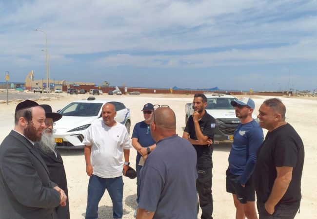 נציגי אגודת ישראל בסיור בחוף הנפרד באשדוד