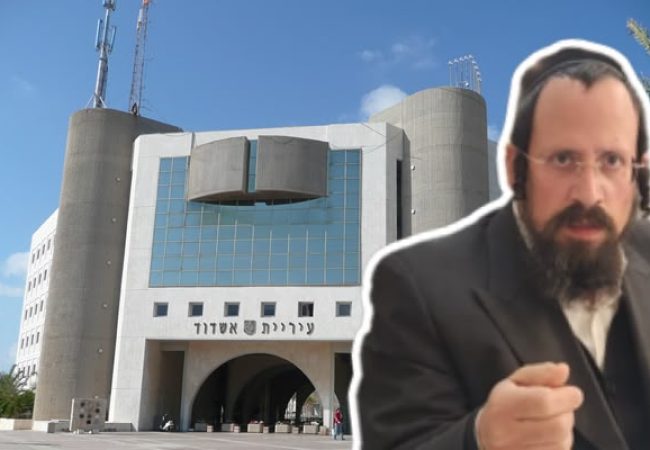 חבר מועצת העיר טננהויז על רקע עיריית אשדוד